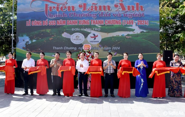 Cắt băng khai mạc triển lãm. Ảnh: Công Kiên