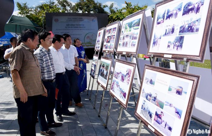 Các đại biểu tham quan triển lãm. Ảnh: Công Kiên