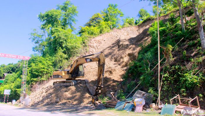 Tranh thủ thời tiết thuận lợi, chính quyền các địa phương cũng đã huy động máy móc để san gạt các điểm sạt lở trước mùa mưa bão. Trong ảnh: Máy múc tiến hành san gạt tại bản Xiềng Líp, xã Yên Hòa, huyện Tương Dương ngày 9/8. Ảnh: Quang An