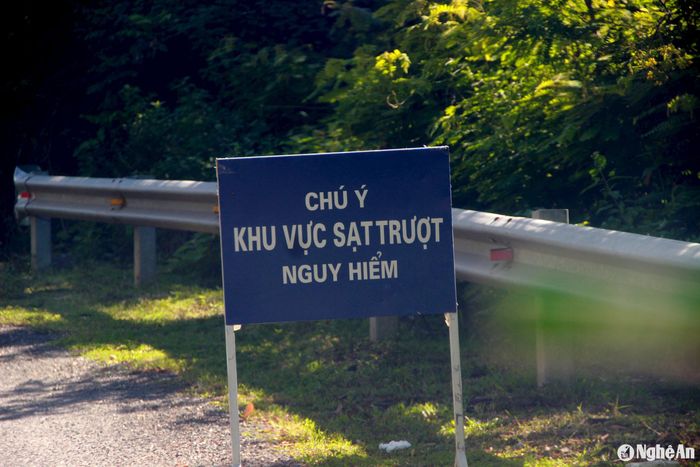 Tại những điểm ách yếu, chính quyền các xã và cơ quan chức năng đã cắm biển cảnh báo cho người dân đề phòng khi đi qua. Ảnh: Xuân Hoàng