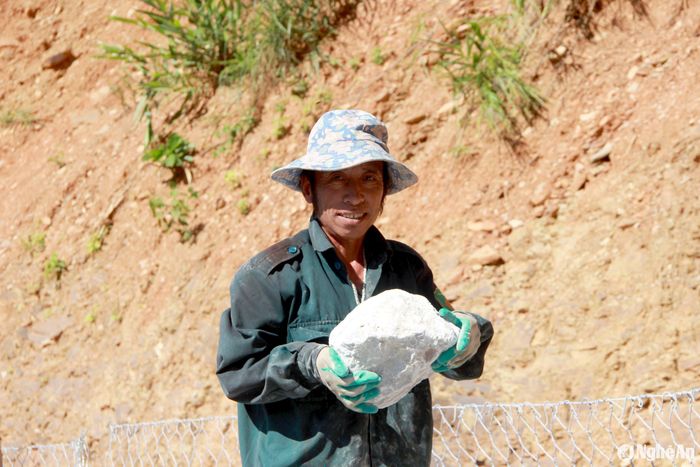 Người dân địa phương cho biết đồi Pu Xén có nhiều điểm sạt lở, trong đó khu vực này là nặng nhất, đơn cử như đợt tháng 10 năm 2023, mưa lớn kéo dài khiến đất đá đổ tràn ra đường, các phương tiện không thể qua lại, bà con bị cô lập nhiều ngày. Trận mưa to trong tháng 7 vừa qua, nhiều điểm trên tuyến đường này bị sạt lở khá nặng. Do đó người dân rất phấn khởi khi thực hiện công trình, vơi bớt nỗi lo sạt lở. Ảnh: Quang An