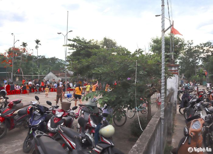 Nhà văn hóa Tiên Quánh chật kín xe trong một giải thể thao xóm.Ảnh: Diệp Thanh