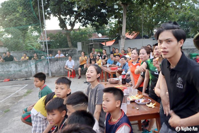 Người dân Tiên Quánh sôi nổi cổ vũ các hoạt động phong trào. Ảnh: Diệp Thanh