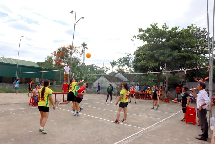 Một trận bóng chuyền hơi giao hữu được tổ chức rất chuyên nghiệp bởi người dân Tiên Quánh. Ảnh: Diệp Thanh