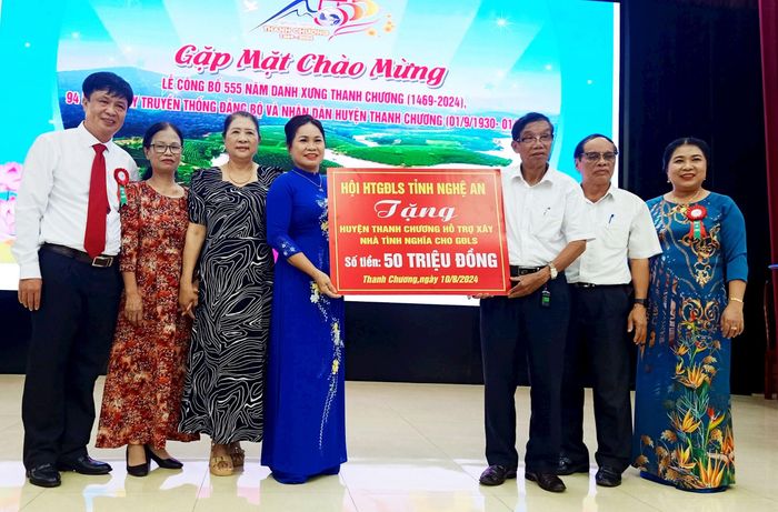 Hội Hỗ trợ gia đình liệt sĩ tỉnh Nghệ An trao 50 triệu đồng để hỗ trợ xây dựng nhà tình nghĩa cho gia đình thân nhân liệt sĩ trên địa bàn huyện Thanh Chương. Ảnh: Thu Hương