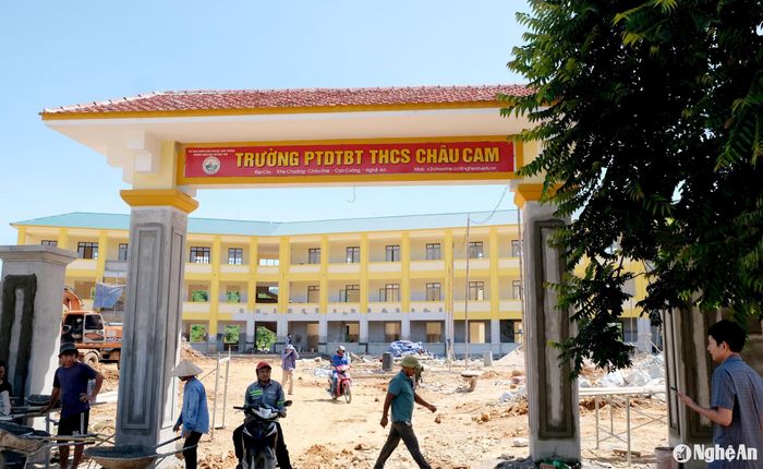 Trường PT DTBT THCS Châu Cam (Con Cuông) được xây dựng từ nguồn của Chương trình mục tiêu quốc gia và nguồn ngân sách huyện với tổng số vốn hơn 27 tỷ đồng đang đi vào hoàn thành các hạng mục cuối cùng để chuẩn bị đón học sinh trở lại trường. Ảnh: Tiến Hùng