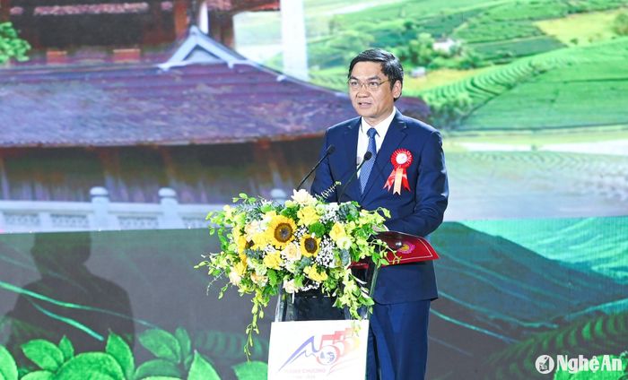 Đồng chí Hoàng Nghĩa Hiếu - Phó Bí thư Tỉnh ủy Nghệ An phát biểu tại Lễ công bố 555 năm danh xưng Thanh Chương (1469 - 2024) và kỷ niệm 94 năm ngày truyền thống Đảng bộ và nhân dân huyện Thanh Chương (1/9/1930 - 1/9/2024). Ảnh: Thành Cường