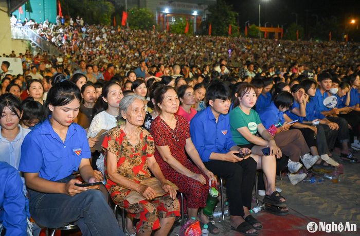 Đông đảo người dân huyện Thanh Chương dự Lễ công bố 555 năm danh xưng Thanh Chương (1469 - 2024) và kỷ niệm 94 năm ngày truyền thống Đảng bộ và nhân dân huyện Thanh Chương (1/9/1930 - 1/9/2024). Ảnh: Thành Cường