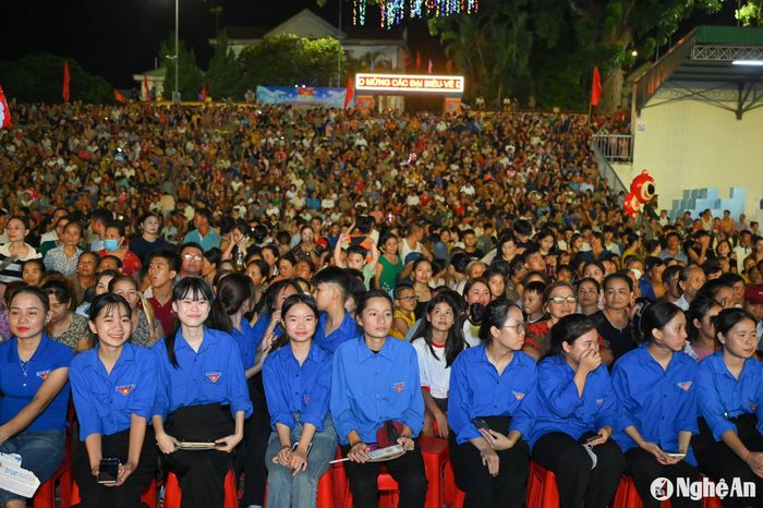 Đông đảo người dân huyện Thanh Chương dự Lễ công bố 555 năm danh xưng Thanh Chương (1469 - 2024) và kỷ niệm 94 năm ngày truyền thống Đảng bộ và nhân dân huyện Thanh Chương (1/9/1930 - 1/9/2024). Ảnh: Thành Cường