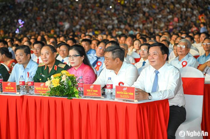 Đồng chí Nguyễn Xuân Thắng - Ủy viên Bộ Chính trị, Giám đốc Học viện Chính trị quốc gia Hồ Chí Minh, Chủ tịch Hội đồng Lý luận Trung ương cùng các đại biểu dự Lễ công bố 555 năm danh xưng Thanh Chương (1469 - 2024) và kỷ niệm 94 năm ngày truyền thống Đảng bộ và nhân dân huyện Thanh Chương (1/9/1930 - 1/9/2024). Ảnh: Thành Cường