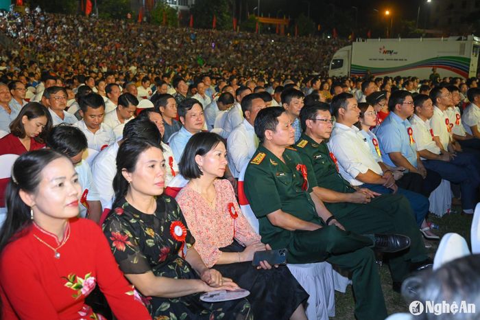 Đông đảo đại biểu và người dân huyện Thanh Chương dự Lễ công bố 555 năm danh xưng Thanh Chương (1469 - 2024) và kỷ niệm 94 năm ngày truyền thống Đảng bộ và nhân dân huyện Thanh Chương (1/9/1930 - 1/9/2024). Ảnh: Thành Cường