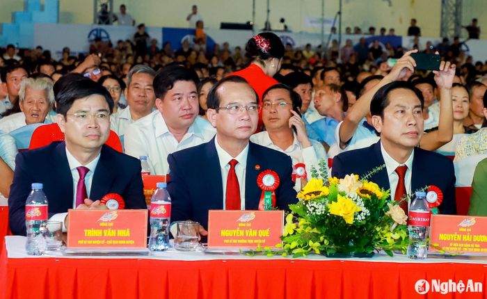 Các đồng chí Thường trực Huyện ủy Thanh Chương tại Lễ công bố 555 năm danh xưng Thanh Chương (1469 - 2024) và kỷ niệm 94 năm ngày truyền thống Đảng bộ và nhân dân huyện Thanh Chương (1/9/1930 - 1/9/2024). Ảnh: Thành Duy