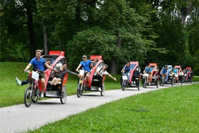 Du khách dạo chơi bằng xe đạp điện trong công viên ở Munich - Đức. Ảnh: HOÀNG HÀ