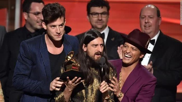 (Hàng trên từ trái qua phải) Mark Ronson, Jeff Bhasker và Bruno Mars ăn mừng giải Grammy dành cho “Uptown Funk”