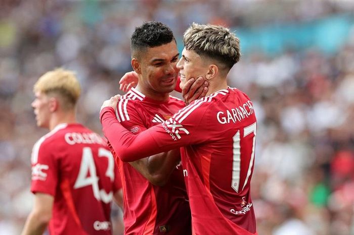  Ten Hag khen ngợi Casemiro và tin ngôi sao người Brazil không rời Man.United trong mùa hè. 