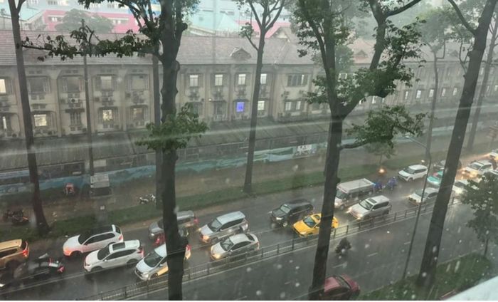 Nam bộ có mây, ngày nắng, chiều tối và đêm có mưa rào và dông vài nơi