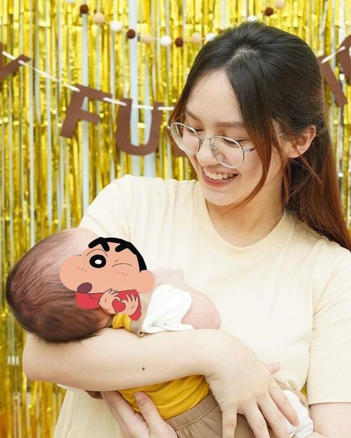 Đặng Thu Hà không giấu nổi niềm vui và hạnh phúc: "Shin chào cả nhà ạ! Mong thành viên mới cũng sẽ nhận được sự yêu thương của các cô chú. Em cũng đã ổn định sức khỏe rồi, cảm ơn mọi người đã hỏi thăm gia đình trong thời gian qua và biết ơn cả team Đặng Thu Hà đã đồng hành và hỗ trợ mẹ cháu".