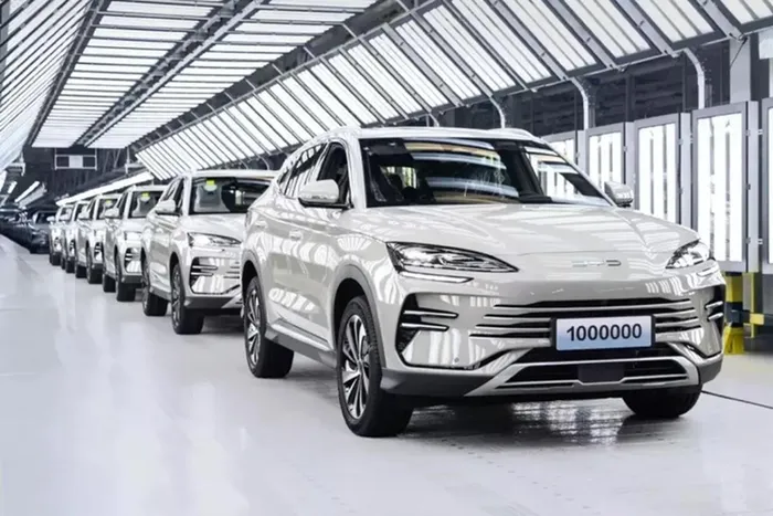 Xe được bán tại Châu Âu dưới tên Seal U. BYD Song Plus 2025 mới ban đầu được giới thiệu vào năm 2020 như một chiếc SUV nhỏ gọn được định vị bên dưới BYD Tang, chỉ sau 4 năm, mẫu xe này đã sản xuất được 1 triệu chiếc, trở thành mẫu SUV năng lượng mới đầu tiên của Trung Quốc đạt được cột mốc này.