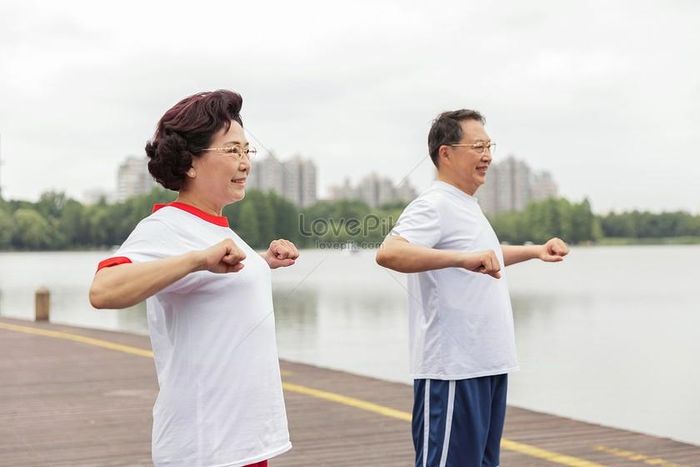 Người cao tuổi ngày nay có tinh thần tự lập cao, có ý thức tự chăm lo cho sức khỏe bản thân, không muốn phụ thuộc con cái... (Ảnh: LP)