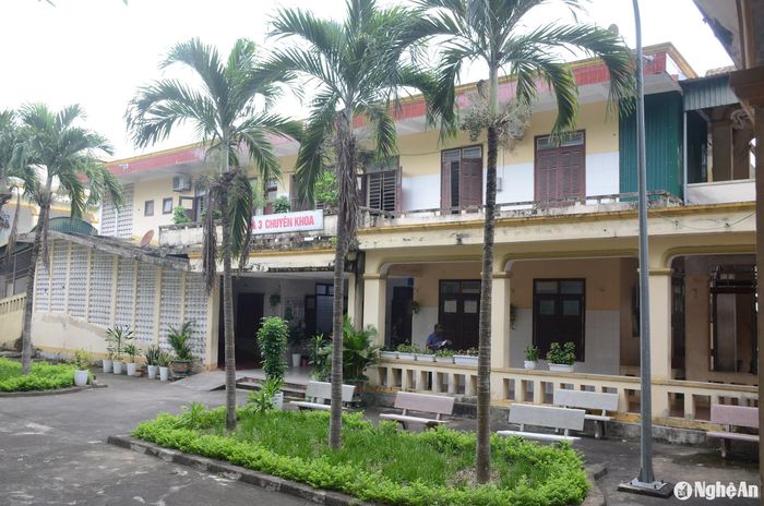 Cơ sở vật chất ở Bệnh viện Đa khoa huyện Quỳnh Lưu đã xuống cấp, không còn phù hợp công năng. Ảnh: Thành Chung