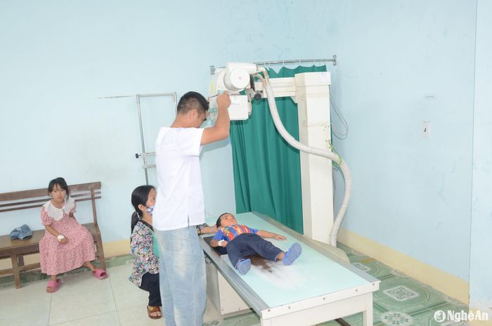 Thực hiện chụp chiếu cho bệnh nhân tại Bệnh viện Đa khoa huyện Quỳnh Lưu. Ảnh: Thành Chung