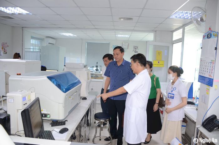 Hệ thống máy móc xét nghiệm hiện đại của Bệnh viện Đa khoa Quang Thành. Ảnh: Thành Chung