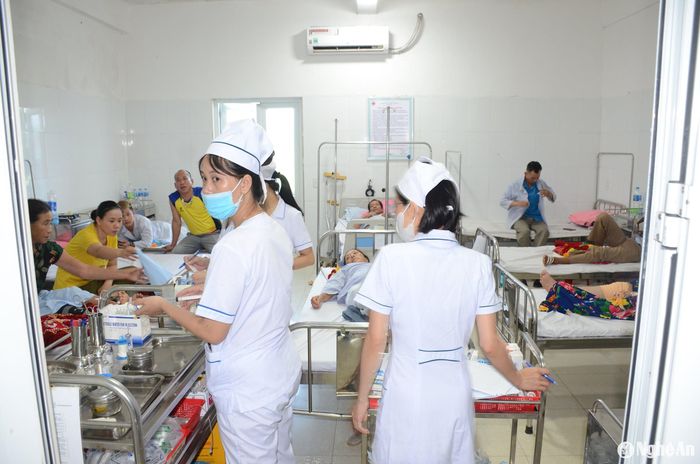 Rất đông người dân đến điều trị ở bệnh viện ngoài công lập. Ảnh: Thành Chung
