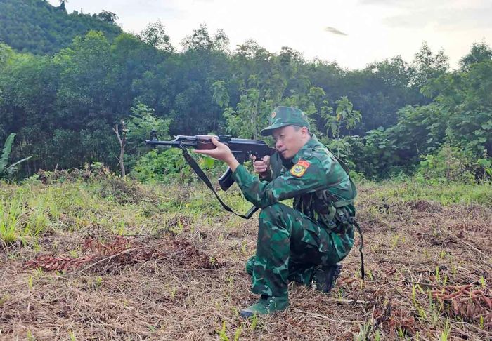 Thiếu tá, Đồn trưởng Đồn Biên phòng Phúc Sơn (Anh Sơn) Hoàng Văn Giang là xạ thủ có bề dày thành tích đáng nể trong bộ môn bắn súng. Ảnh: Thanh Quỳnh