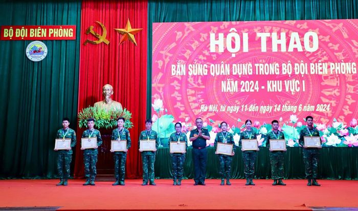 Trung úy Nguyễn Thị Trà My (thứ 5 từ trái sang) đoạt giải Nhì cá nhân nội dung bắn bài 4 súng ngắn K54 nữ tại Hội thao bắn súng quân dụng trong lực lượng Bộ đội Biên phòng năm 2024, Khu vực I. Ảnh: Bộ Chỉ huy Bộ đội Biên phòng tỉnh cung cấp