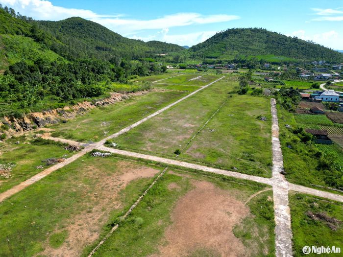 Toàn cảnh khu tái định cư xã Quỳnh Trang, thị xã Hoàng Mai không ai đến ở. Ảnh: Văn Trường