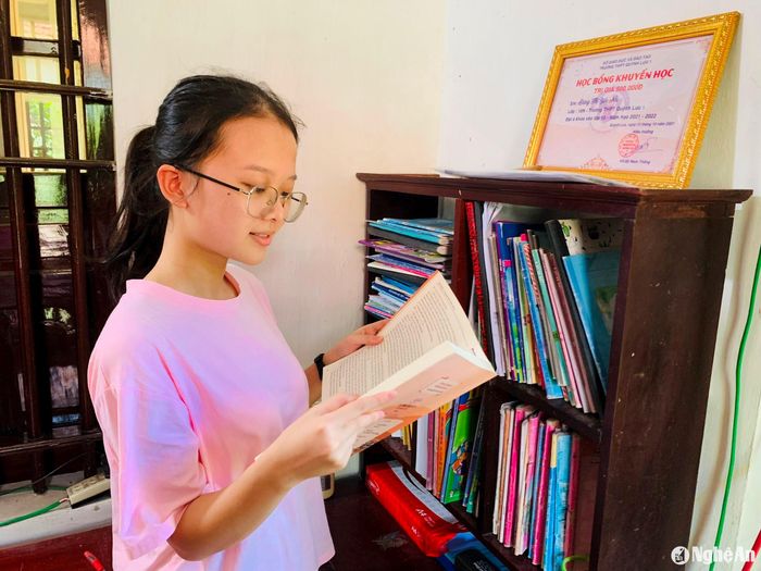 Yến Nhi là học sinh thông minh, đặc biệt có khả năng tư duy và tự học tốt. Ảnh: Hồng Diện