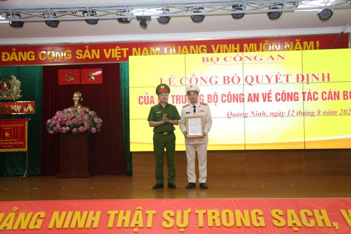Thiếu tướng Nguyễn Ngọc Lâm, Thứ trưởng Bộ Công an trao Quyết định của Bộ trưởng Bộ Công an về việc điều động Đại tá Trần Văn Phúc đến nhận và giữ chức vụ Giám đốc Công an tỉnh Quảng Ninh.