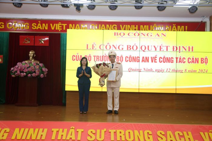 Phó Bí thư Thường trực Tỉnh ủy Quảng Ninh Trịnh Thị Minh Thanh trao Quyết định của Ban thường vụ Tỉnh ủy Quảng Ninh về việc chỉ định Đại tá Trần Văn Phúc, Giám đốc Công an tỉnh Quảng Ninh tham gia Ban Chấp hành, Ban thường vụ và giữ chức vụ Bí thư Đảng ủy Công an tỉnh Quảng Ninh nhiệm kỳ 2020-2025.