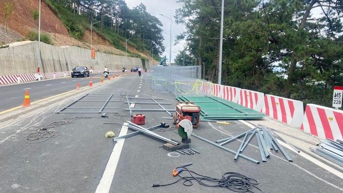 Đơn vị thi công tập kết máy móc, vật liệu để sửa đèo Prenn.