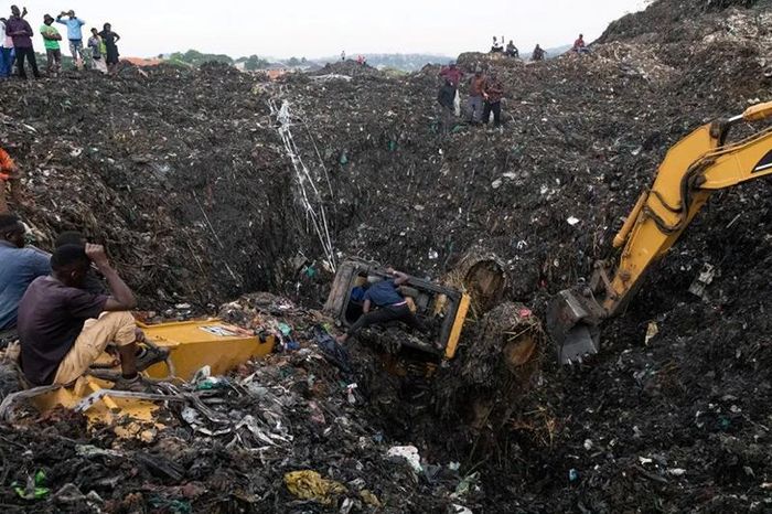 Bãi rác, được gọi là Kiteezi, đã từng là bãi rác duy nhất của Kampala trong nhiều thập kỷ và đã biến thành một ngọn đồi lớn. Ít nhất 14 người đã được cứu khỏi đống đổ nát. Ảnh: Badru Katumba/AFP.