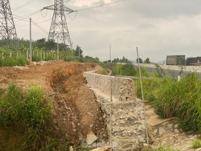 Ngoài thi công hai bức tường, các đơn vị liên quan còn đào hố sâu làm hồ điều hòa bên cạnh tuyến chính cao tốc và hệ thống đặt trạm bơm nước.