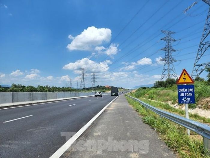 Ngay tại lý trình Km25+419 của cao tốc Phan Thiết - Dầu Giây có đường điện cao thế chạy ngang qua. Chủ đầu tư cao tốc Phan Thiết - Dầu Giây có gắn biển cảnh báo chiều cao an toàn với đường điện cao thế.