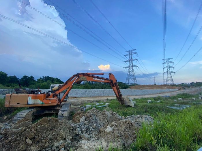 Máy móc được huy động đến cao tốc Phan Thiết - Dầu Giây thi công hệ thống thoát nước.