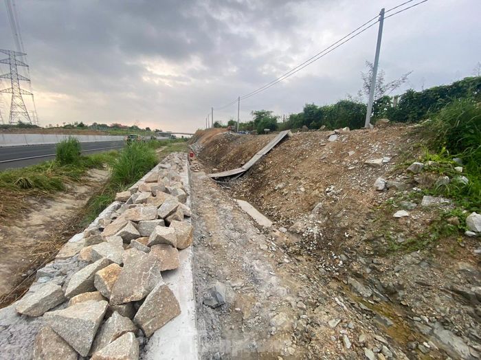 Bên phải tuyến cao tốc cũng được bổ sung tường chắn đá, các vị trí cầu cống thi công tường chắn bê tông cốt thép. 