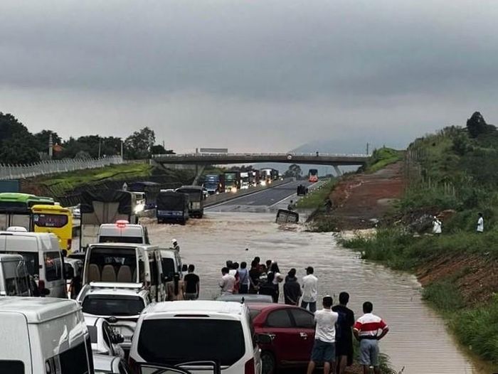 Dự án được dự kiến hoàn thành vào cuối năm 2022 nhưng sau đó gia hạn đến 30/4/2023. Vào lúc 8h ngày 29/4/2023, lễ khánh thành dự án cao tốc Phan Thiết - Dầu Giây đã được tổ chức tại Km0+000, xã Hàm Kiệm, huyện Hàm Thuận Nam. Đến rạng sáng ngày 29/7/2023, mưa lớn khiến nước tràn vào cao tốc Phan Thiết - Dầu Giây. Đoạn qua huyện Hàm Tân ở Km25+419 bị ngập sâu, nhiều ô tô chìm trong nước, không thể lưu thông.