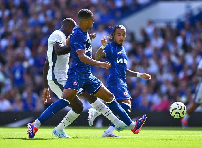 Phút 26, Thuram thoát xuống sút chân trái tung nóc lưới Chelsea