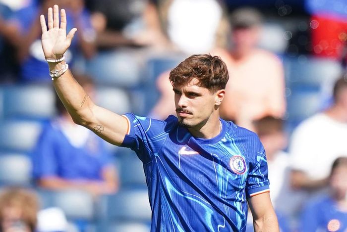 Ở giờ nghỉ giữa hiệp, tân binh Pedro Neto ra chào khán giả trên sân Stamford Bridge
