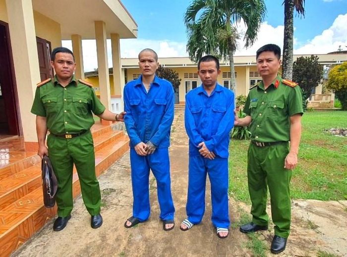 Đối tượng Trần Văn Tùng và Nguyễn Văn Vĩnh tại cơ quan công an. Ảnh: S.Đ