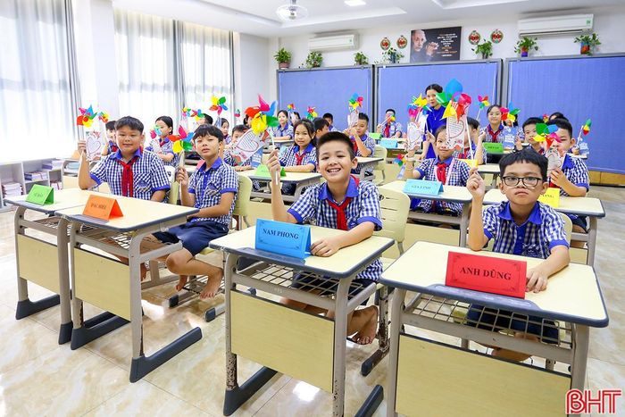 Năm nay, Trường Albert Einstein Hà Tĩnh có 1.912 học sinh, trong đó có 1.199 học sinh bậc tiểu học, 609 học sinh bậc THCS và 104 học sinh bậc THPT. 