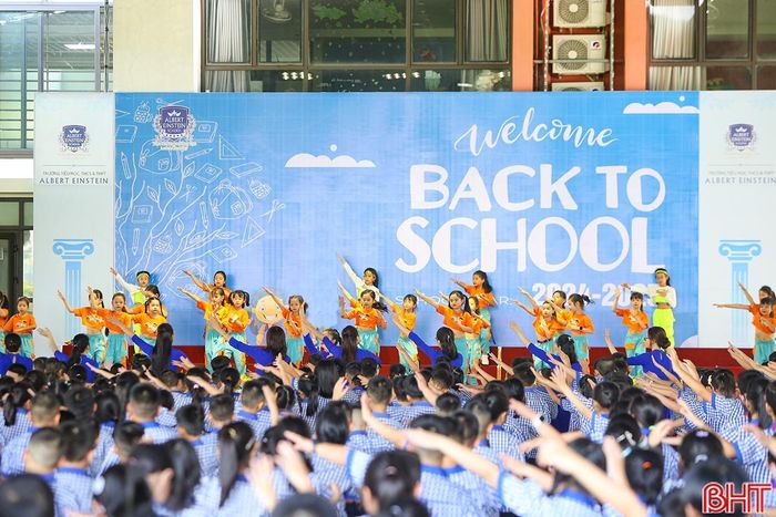  Cũng trong sáng ngày trở lại trường, học sinh Trường Albert Einstein đã cùng tham gia các tiết mục văn nghệ, trò chơi tập thể vui nhộn... 