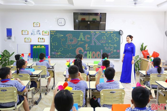  Các lớp học được trang trí với nhiều sắc màu vui tươi trong ngày đón học sinh trở lại trường. 