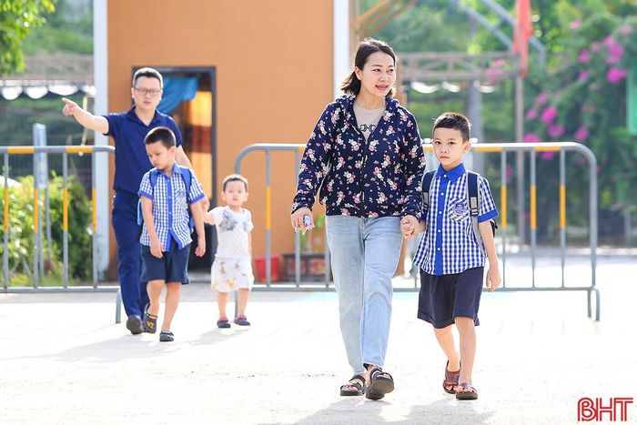  Trong tiết trời nắng nhẹ, các em học sinh vui tới trường sau khoảng thời gian nghỉ hè. 