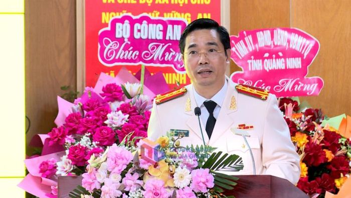 Giám đốc Công an tỉnh Quảng Ninh, Đại tá Trần Văn Phúc phát biểu nhận nhiệm vụ. Ảnh: Q.M.G