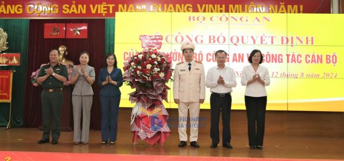 Lãnh đạo Tỉnh ủy, HĐND, UBND tỉnh Quảng Ninh tặng hoa chúc mừng Đại tá Trần Văn Phúc. Ảnh: Q.M.G