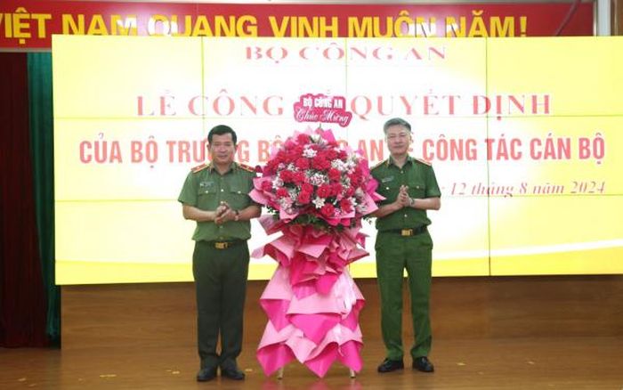 Thứ trưởng Nguyễn Ngọc Lâm chúc mừng Thiếu tướng Đinh Văn Nơi.